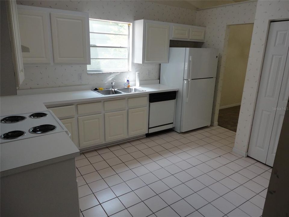 For Rent: $1,995 (4 beds, 2 baths, 1615 Square Feet)