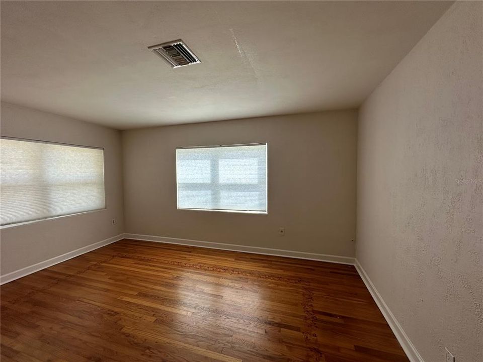 For Rent: $2,300 (3 beds, 2 baths, 1179 Square Feet)