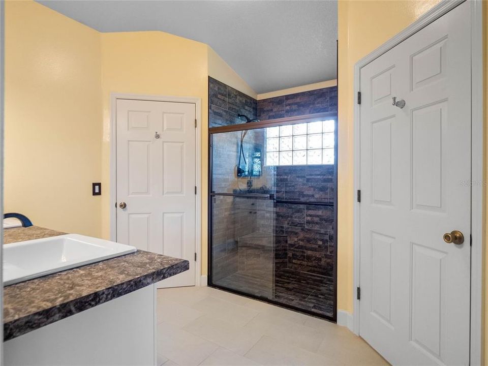 For Sale: $329,997 (2 beds, 2 baths, 1556 Square Feet)