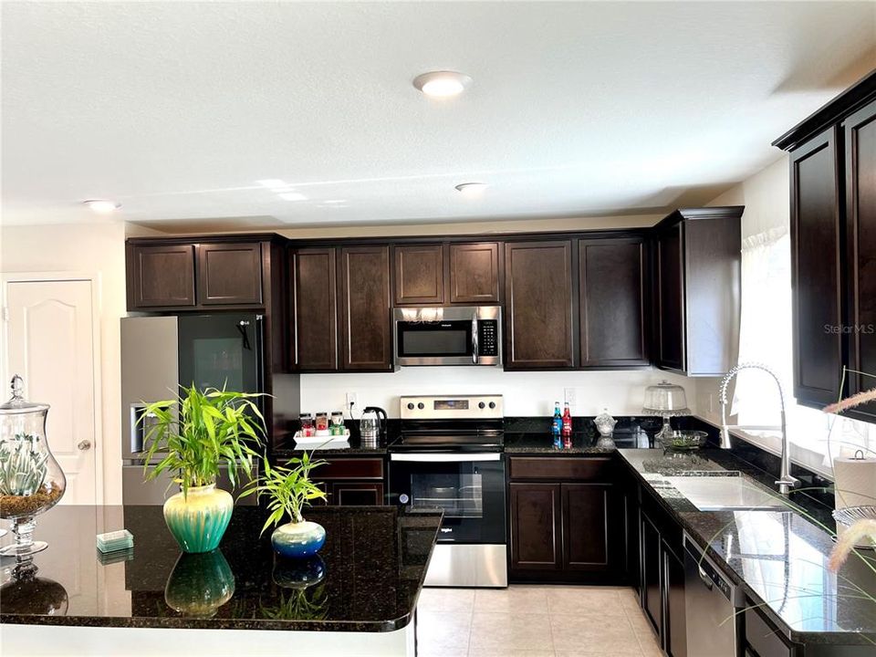 KITCHEN WITH ISLAND AND QUARTZ COUNTER TOP