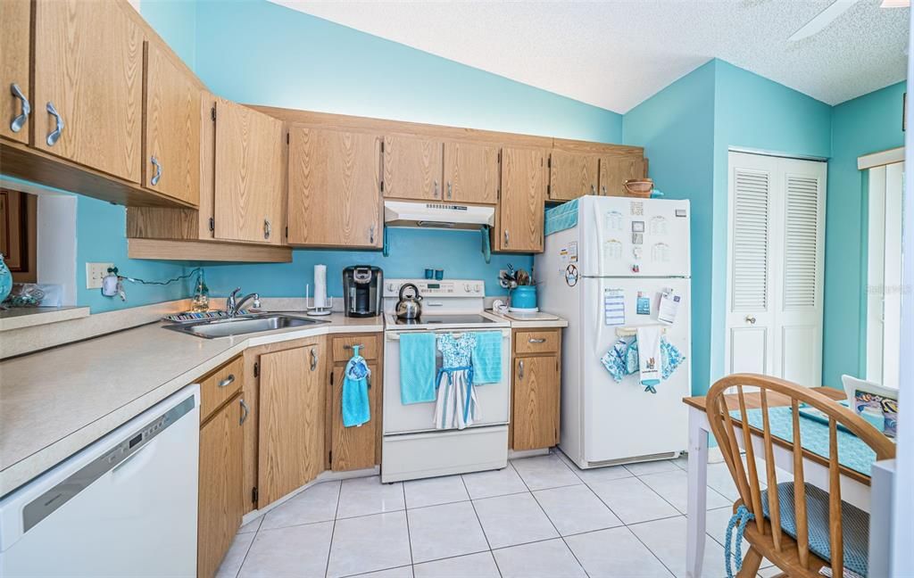 Active With Contract: $249,900 (2 beds, 2 baths, 1177 Square Feet)