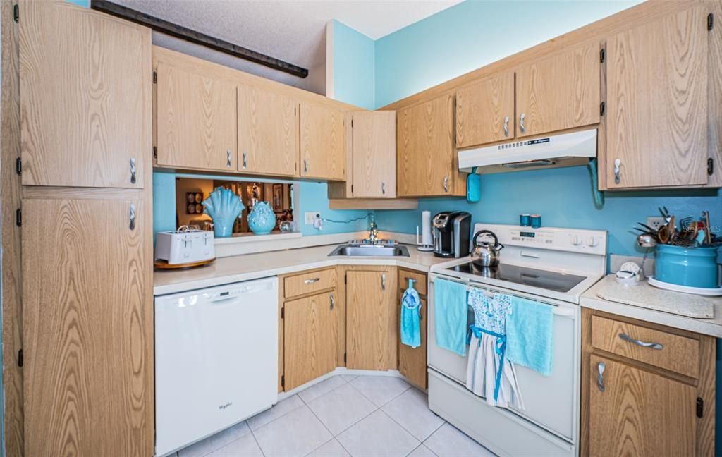 Active With Contract: $249,900 (2 beds, 2 baths, 1177 Square Feet)