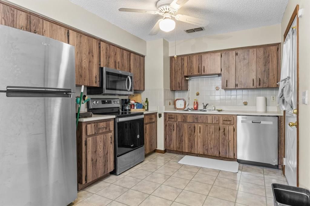 For Sale: $140,000 (2 beds, 1 baths, 864 Square Feet)