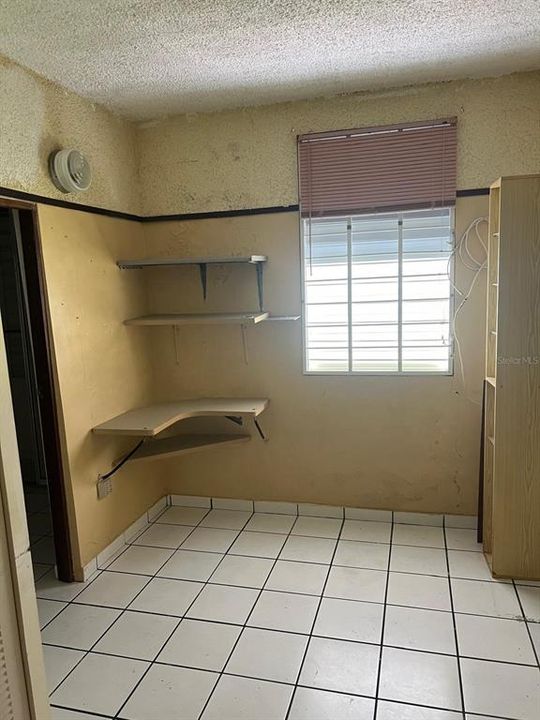 Active With Contract: $89,700 (2 beds, 1 baths, 715 Square Feet)