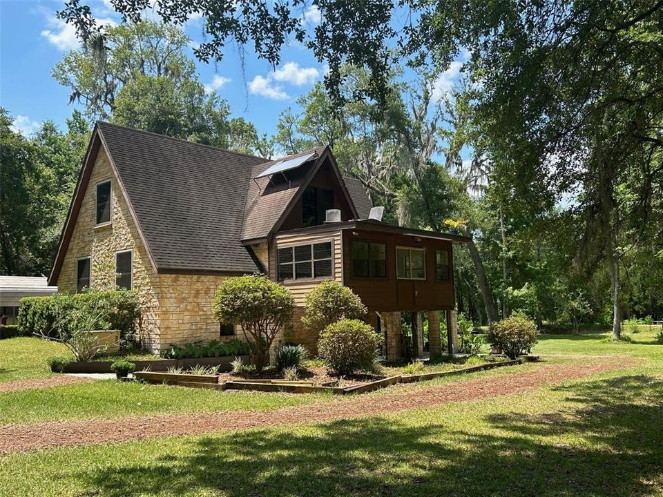 Recently Sold: $975,000 (5 beds, 3 baths, 1732 Square Feet)