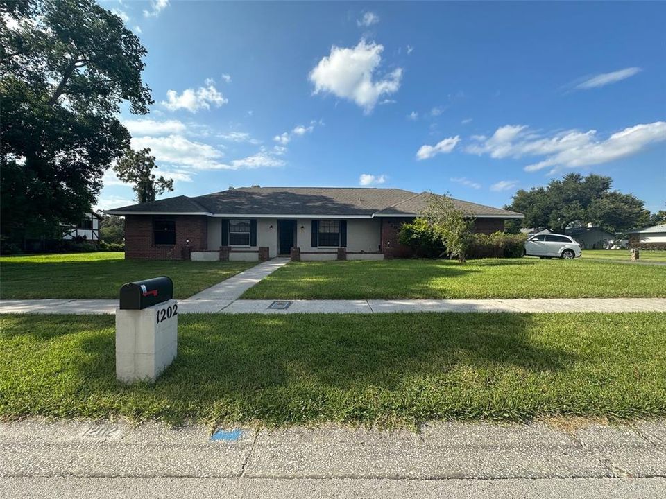 Active With Contract: $330,000 (3 beds, 2 baths, 1822 Square Feet)