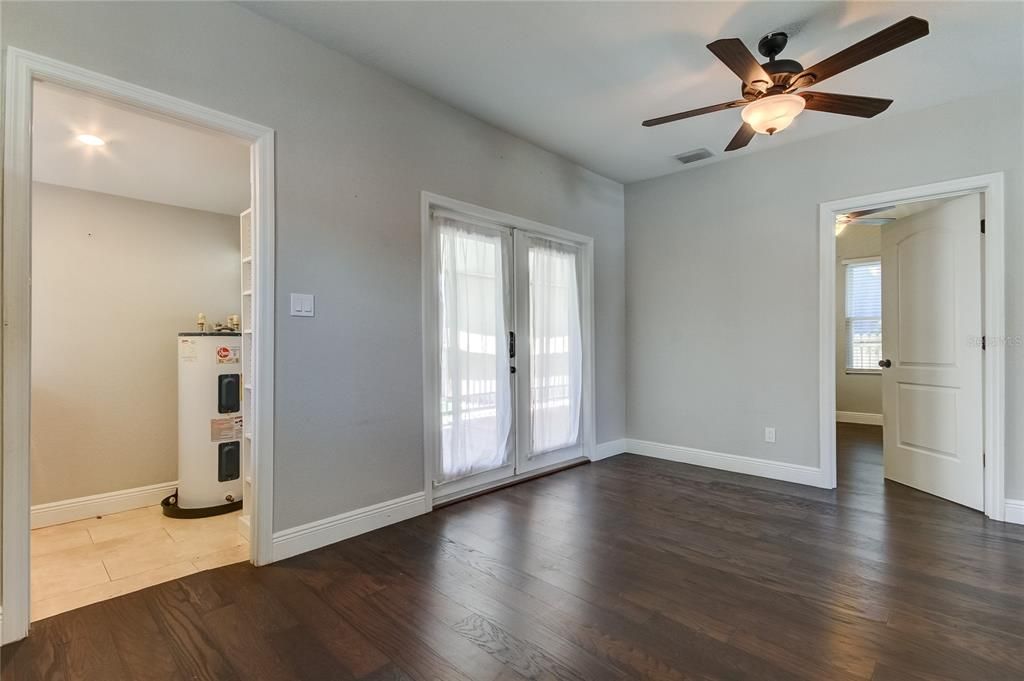 For Sale: $445,000 (2 beds, 1 baths, 720 Square Feet)