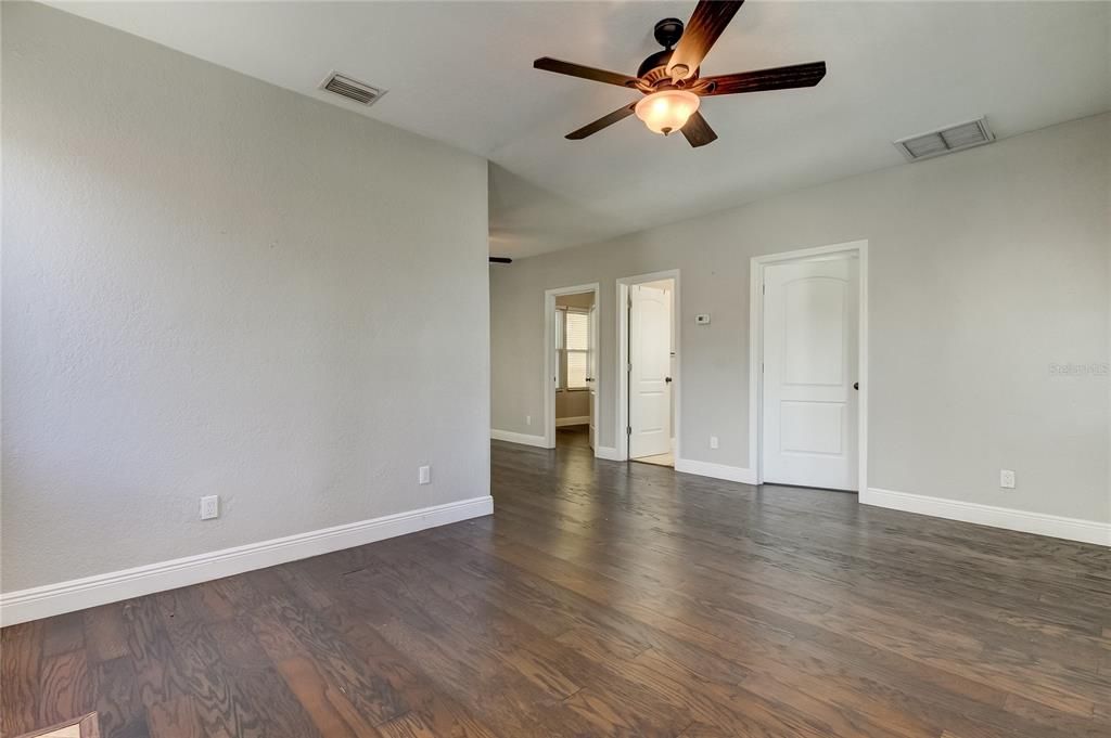 For Sale: $445,000 (2 beds, 1 baths, 720 Square Feet)