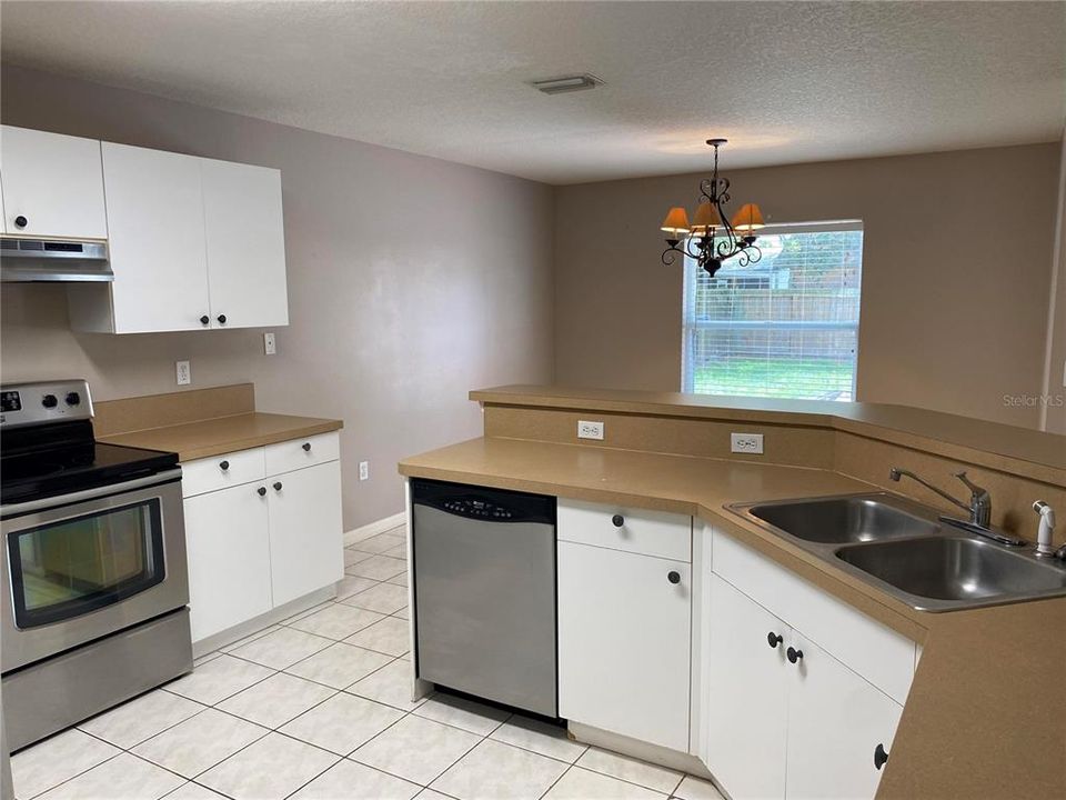 For Rent: $2,370 (3 beds, 2 baths, 1629 Square Feet)