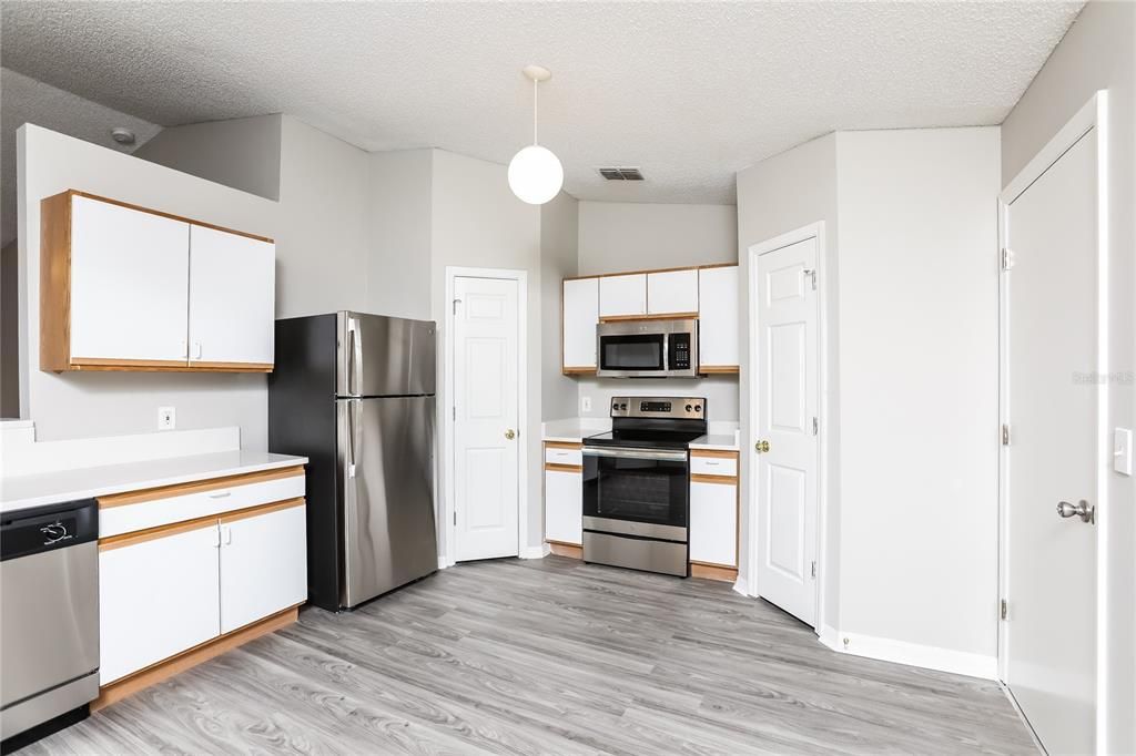 For Rent: $2,065 (3 beds, 2 baths, 1424 Square Feet)