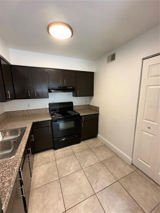 For Rent: $1,459 (3 beds, 1 baths, 909 Square Feet)