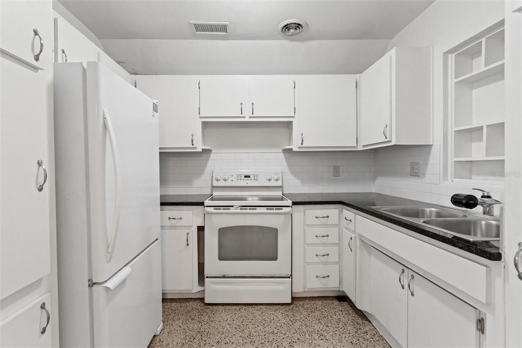 For Rent: $1,650 (2 beds, 2 baths, 900 Square Feet)