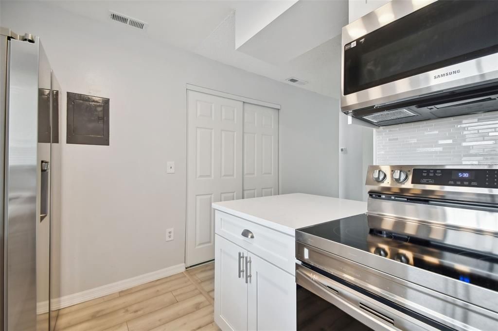 For Sale: $199,125 (2 beds, 2 baths, 967 Square Feet)