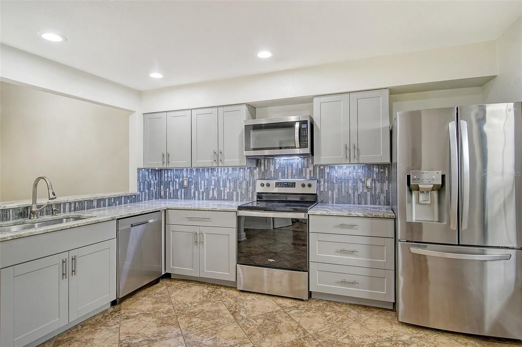 For Sale: $224,900 (2 beds, 2 baths, 1160 Square Feet)