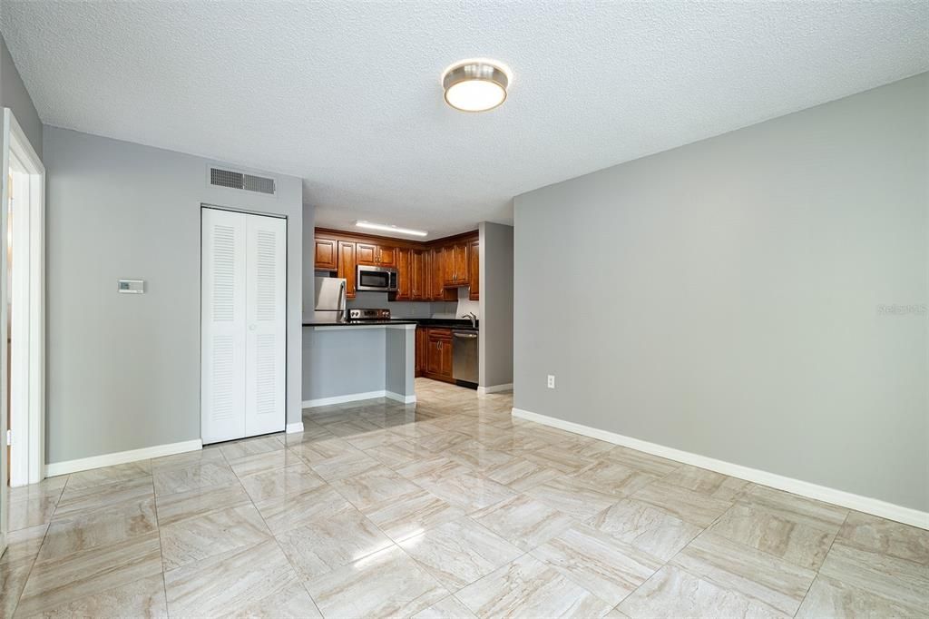 For Rent: $1,425 (1 beds, 1 baths, 593 Square Feet)