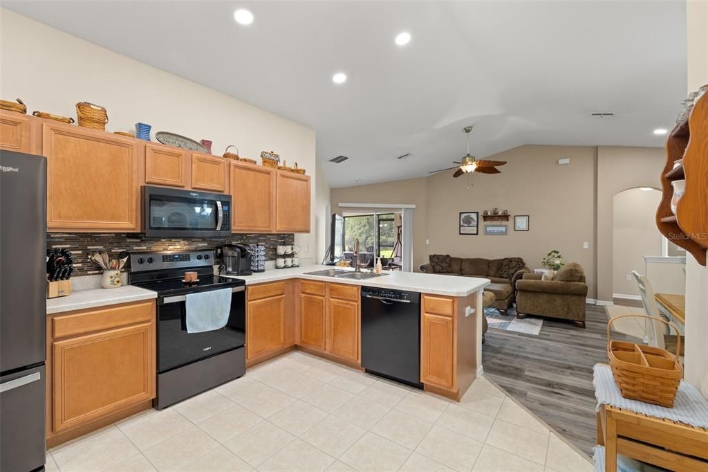 For Sale: $327,700 (3 beds, 2 baths, 1384 Square Feet)