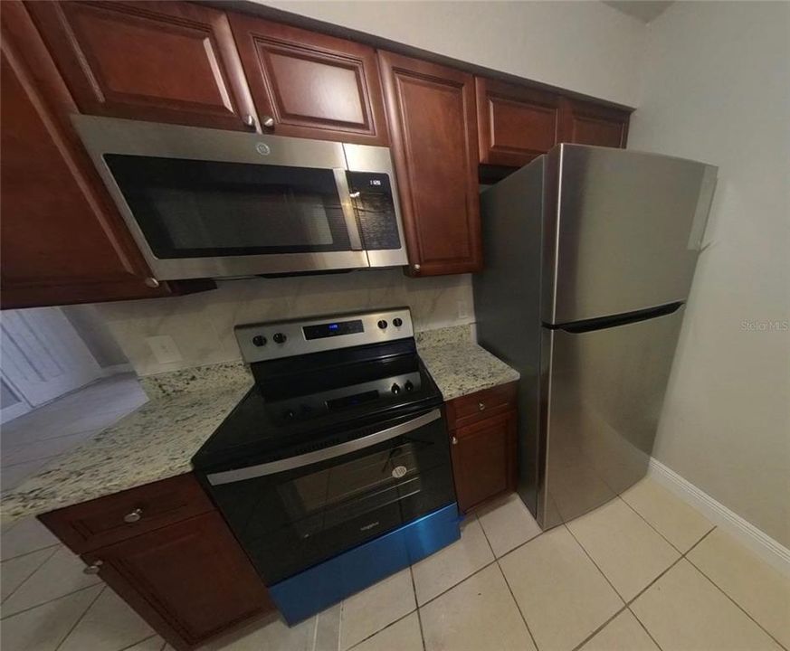 For Rent: $1,300 (2 beds, 1 baths, 912 Square Feet)