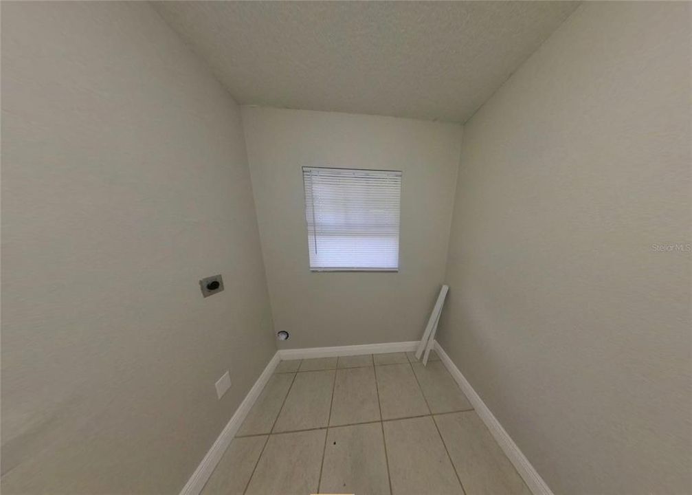 For Rent: $1,300 (2 beds, 1 baths, 912 Square Feet)