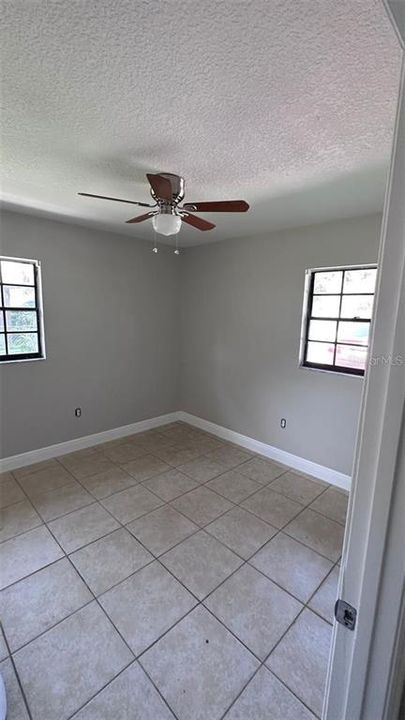 For Rent: $1,300 (2 beds, 1 baths, 912 Square Feet)