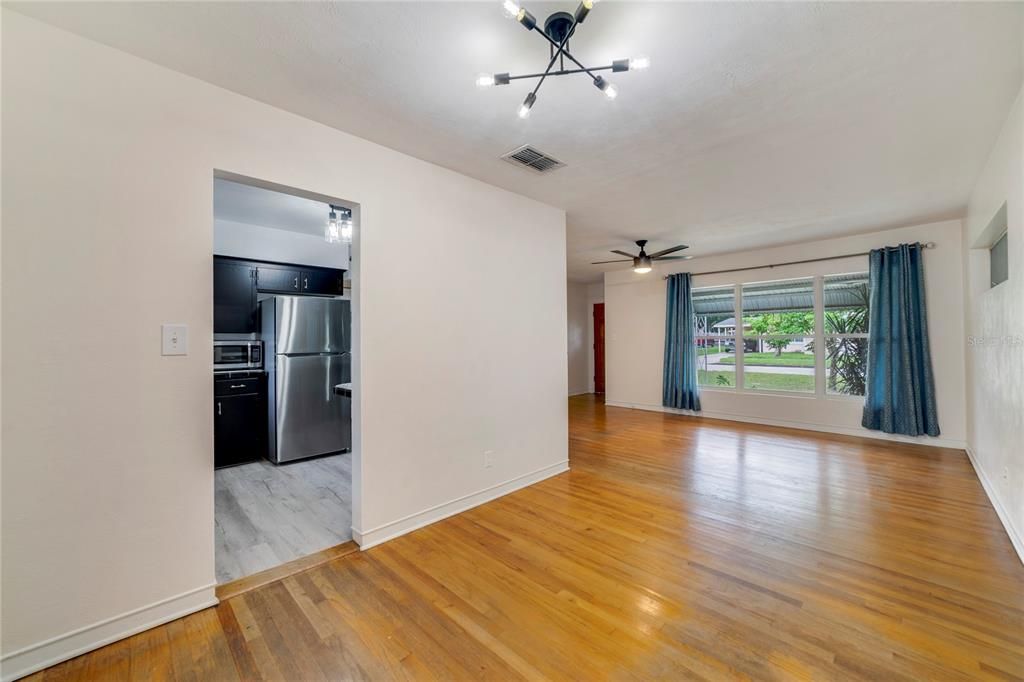 Activo con contrato: $345,000 (3 camas, 2 baños, 1244 Pies cuadrados)