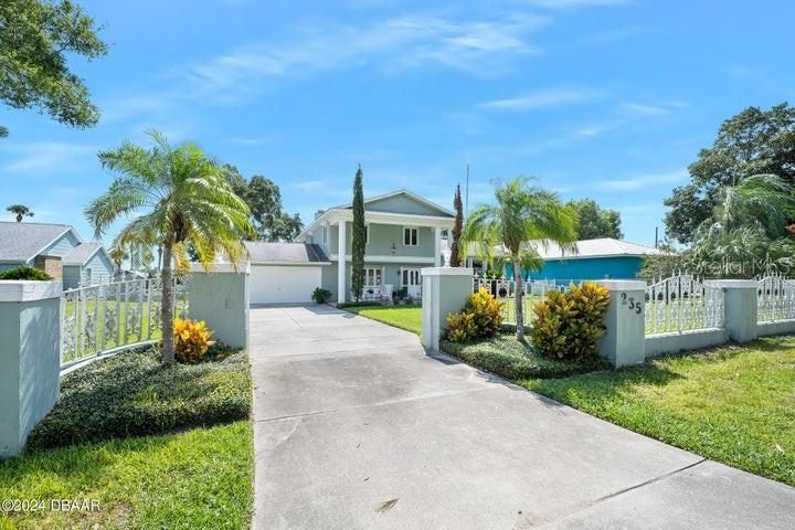 For Sale: $1,100,000 (4 beds, 2 baths, 3059 Square Feet)