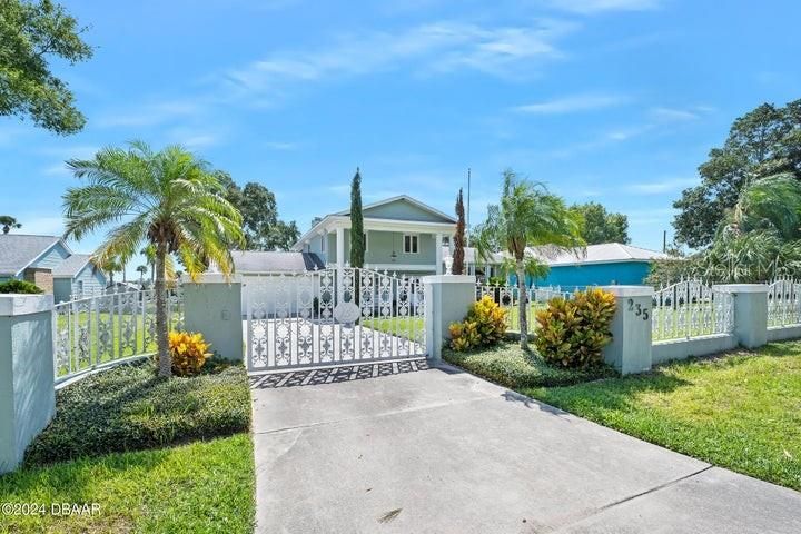 For Sale: $1,100,000 (4 beds, 2 baths, 3059 Square Feet)