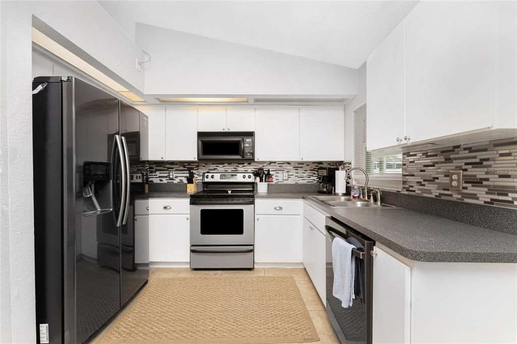 For Sale: $349,900 (2 beds, 2 baths, 1044 Square Feet)