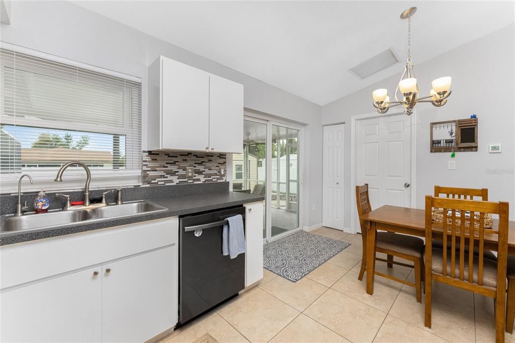 For Sale: $349,900 (2 beds, 2 baths, 1044 Square Feet)