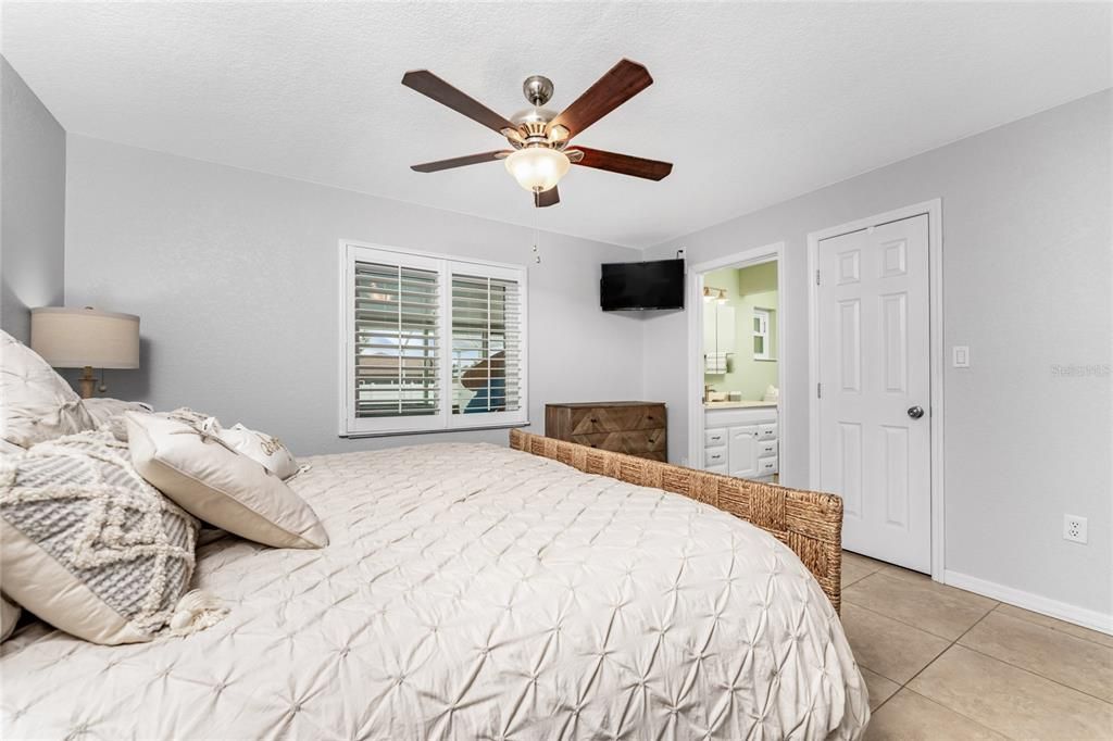 For Sale: $349,900 (2 beds, 2 baths, 1044 Square Feet)