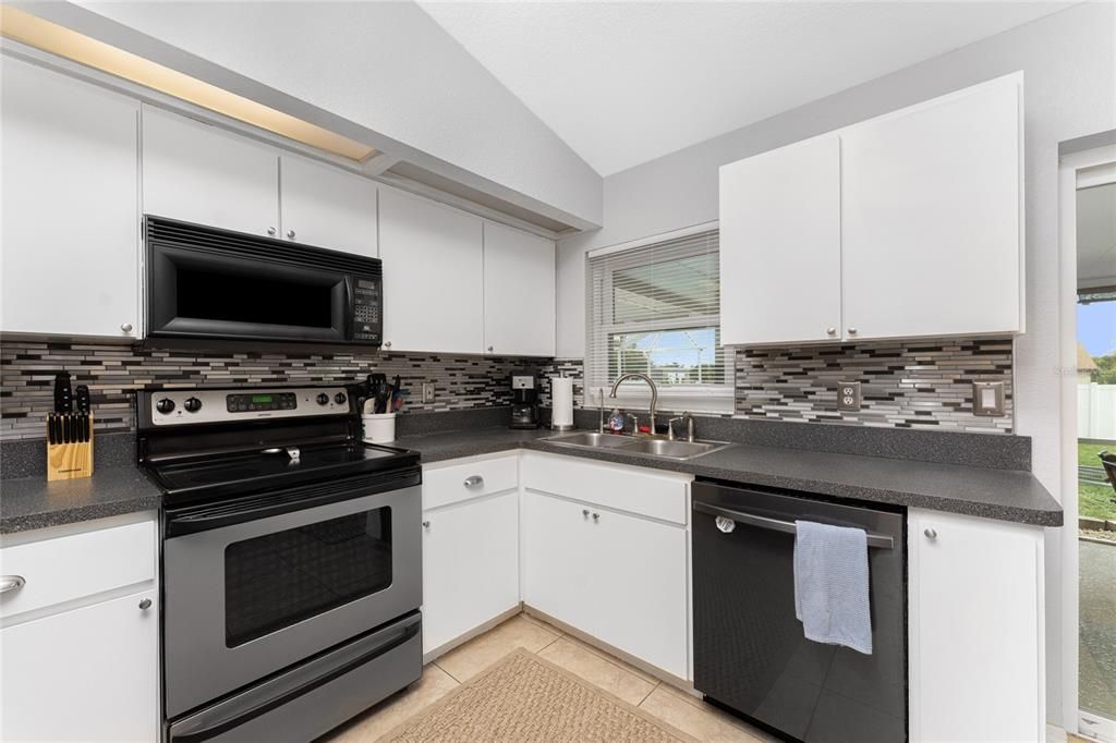 For Sale: $349,900 (2 beds, 2 baths, 1044 Square Feet)