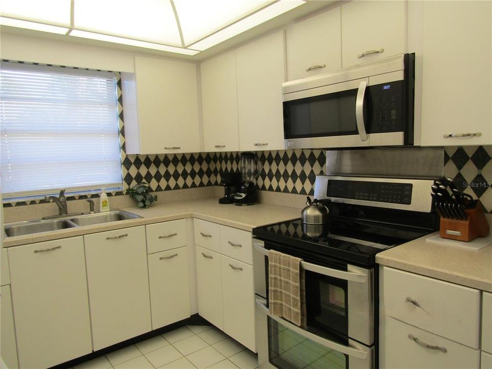 For Rent: $3,800 (2 beds, 2 baths, 1023 Square Feet)