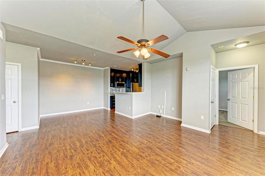 For Sale: $275,000 (2 beds, 2 baths, 1132 Square Feet)