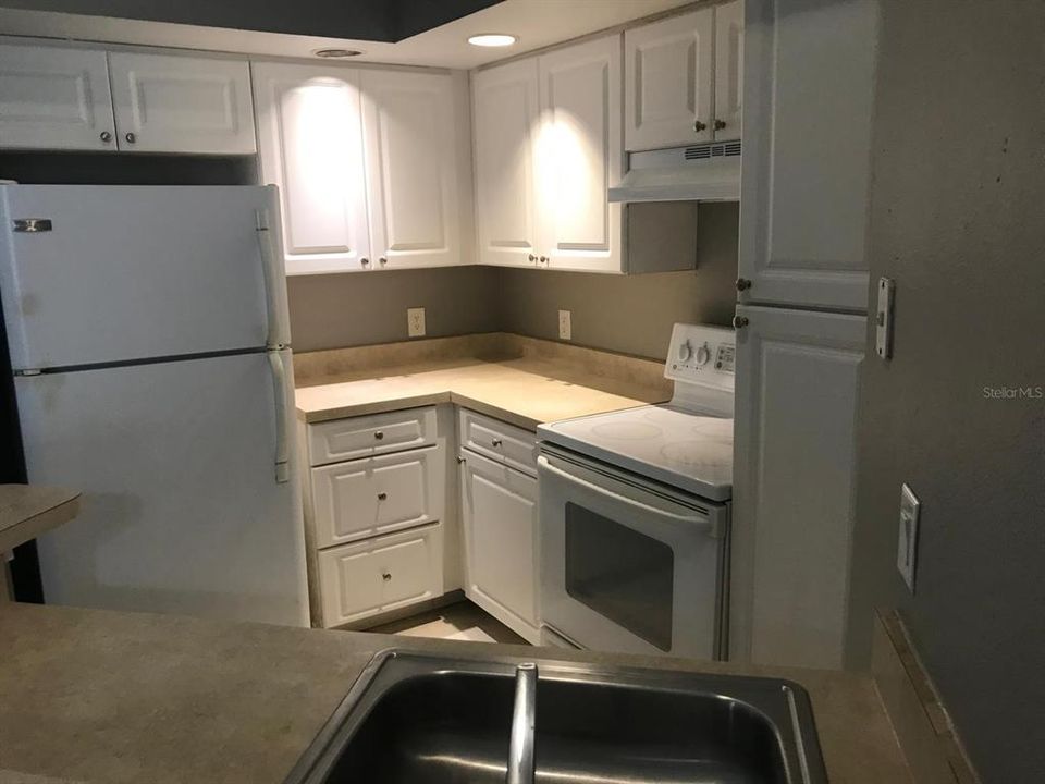 For Sale: $159,900 (1 beds, 1 baths, 735 Square Feet)