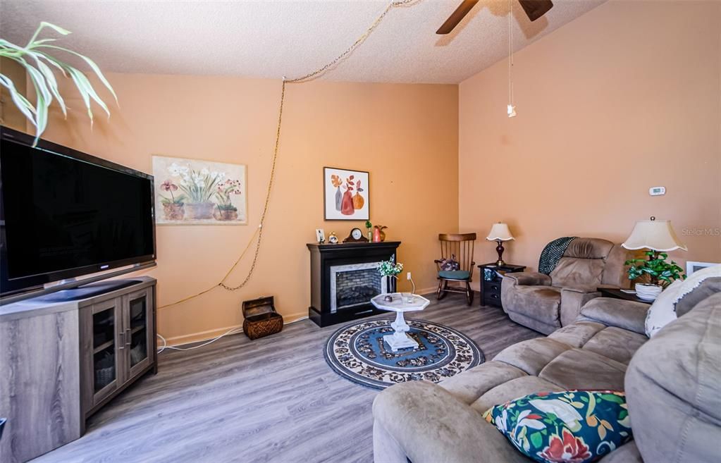 Active With Contract: $196,000 (1 beds, 1 baths, 755 Square Feet)