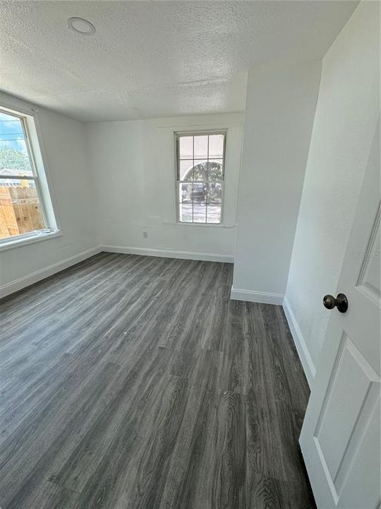 Active With Contract: $1,300 (2 beds, 1 baths, 600 Square Feet)