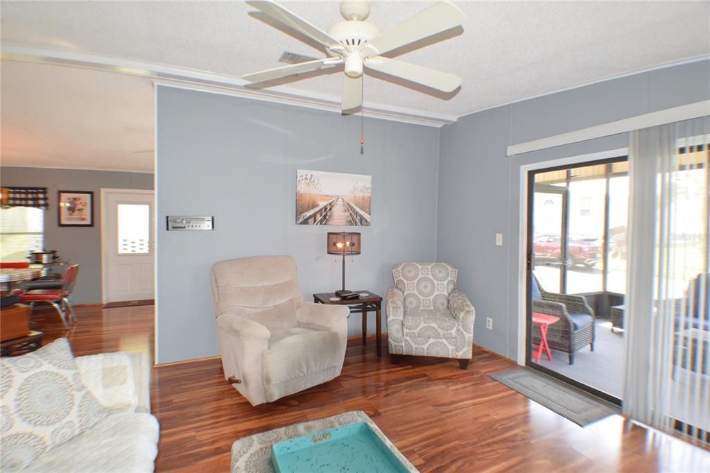 For Sale: $150,000 (2 beds, 2 baths, 988 Square Feet)