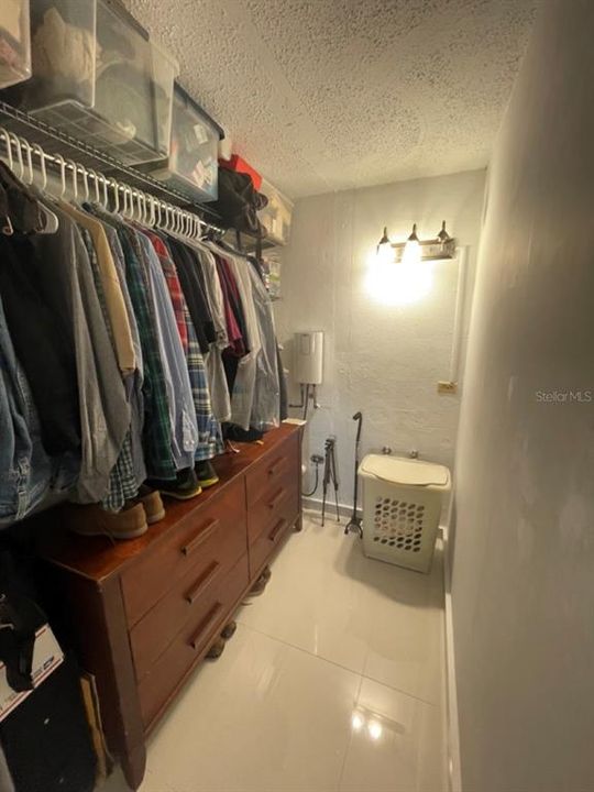 WALKING CLOSET