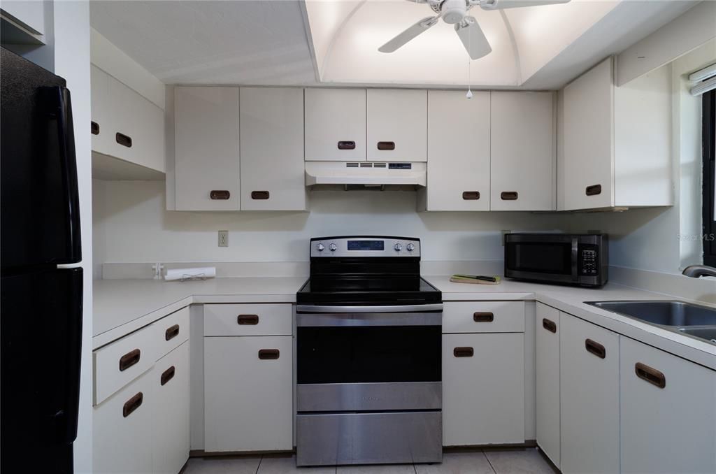 For Sale: $150,000 (2 beds, 2 baths, 899 Square Feet)