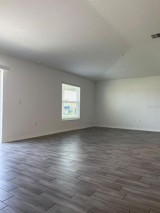 For Rent: $1,950 (3 beds, 2 baths, 1560 Square Feet)