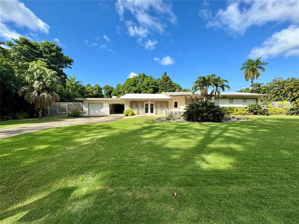 Vendido Recientemente: $2,975,000 (4 camas, 4 baños, 3000 Pies cuadrados)