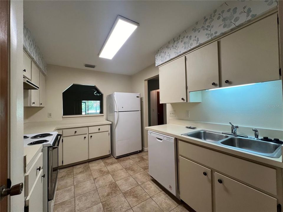 For Rent: $1,800 (2 beds, 2 baths, 982 Square Feet)