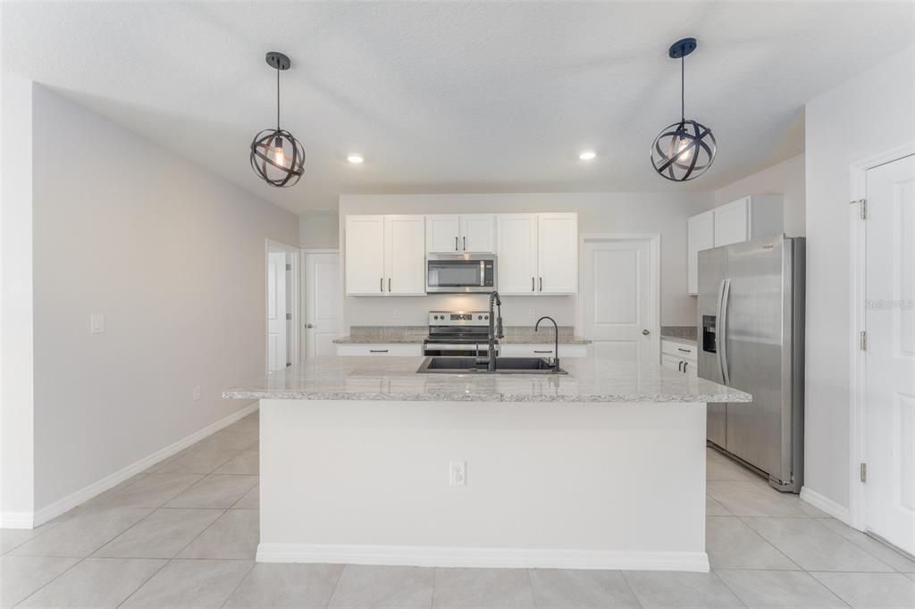 Active With Contract: $2,650 (5 beds, 3 baths, 2522 Square Feet)