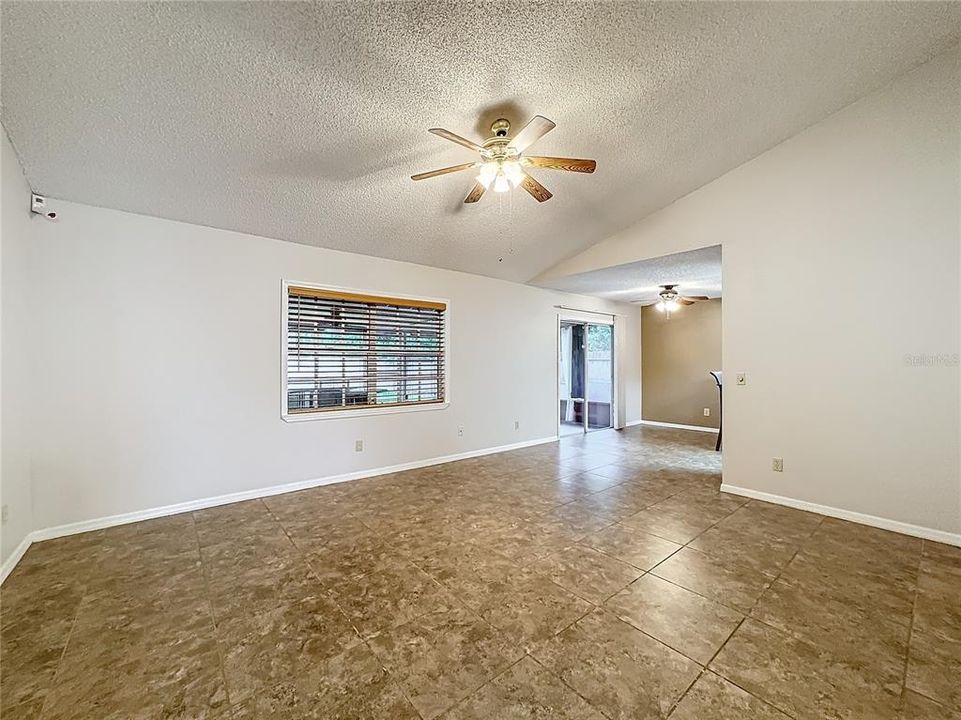 For Sale: $345,000 (3 beds, 2 baths, 1244 Square Feet)