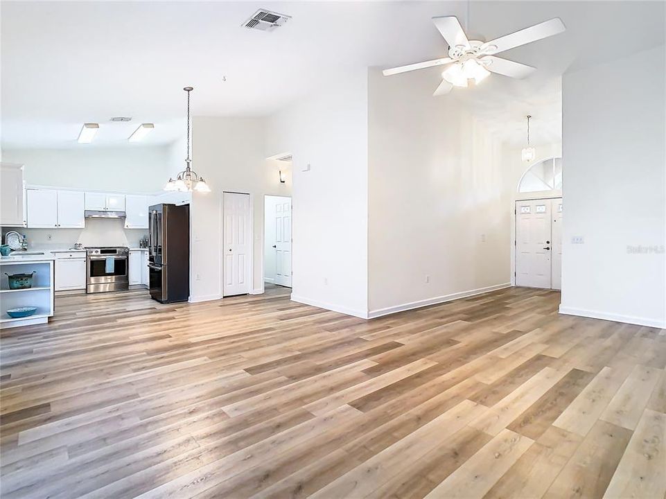 Active With Contract: $359,900 (3 beds, 2 baths, 1378 Square Feet)