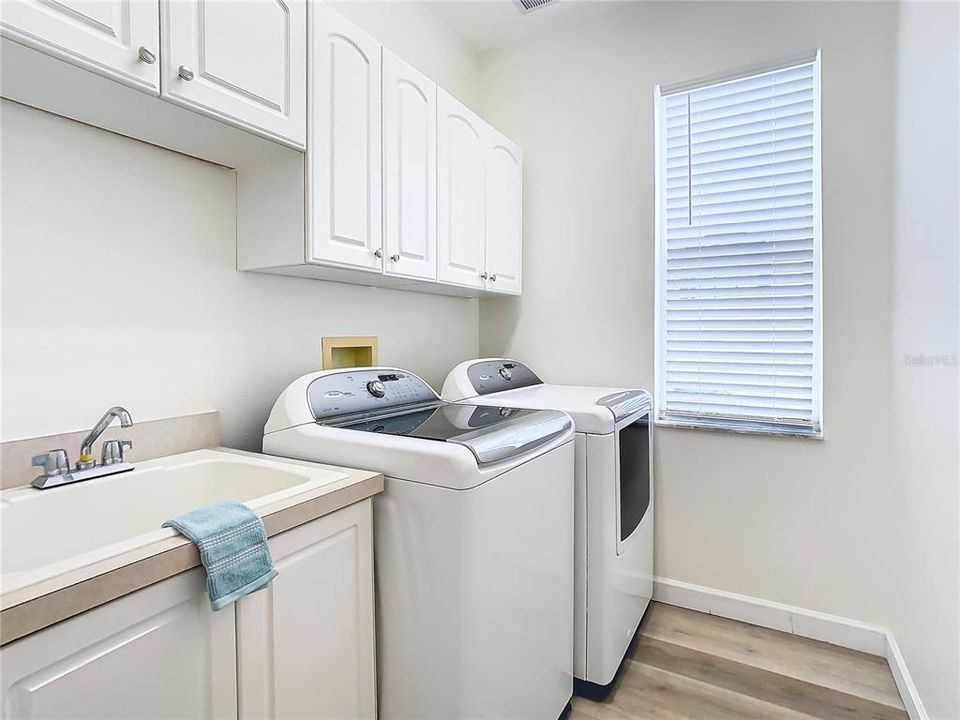 Laundry room w Utility sink