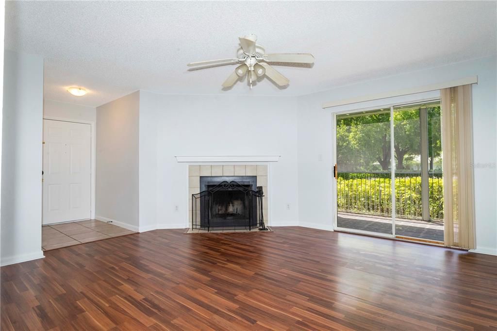 Active With Contract: $1,450 (1 beds, 1 baths, 847 Square Feet)