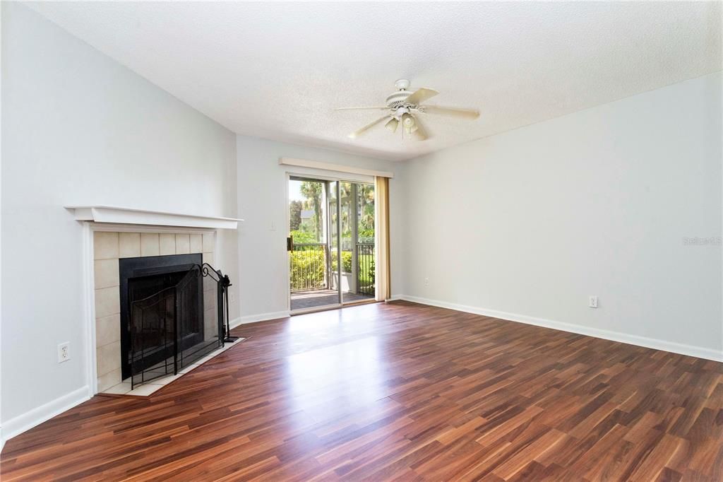 Active With Contract: $1,450 (1 beds, 1 baths, 847 Square Feet)