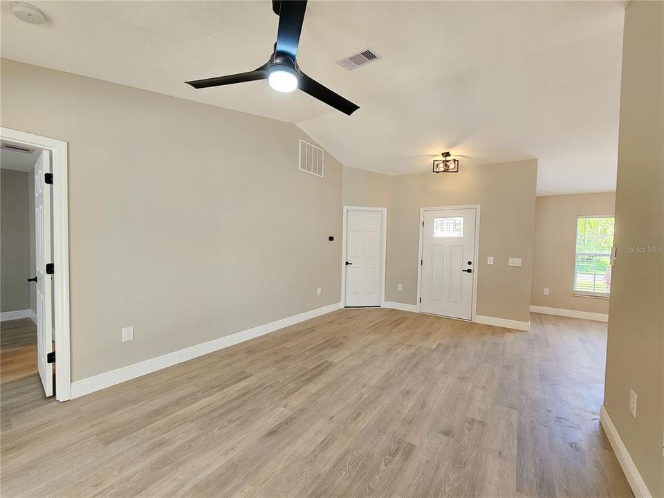 Active With Contract: $314,900 (3 beds, 2 baths, 1283 Square Feet)