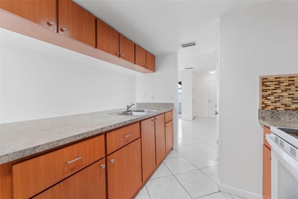 For Sale: $229,900 (2 beds, 1 baths, 1056 Square Feet)