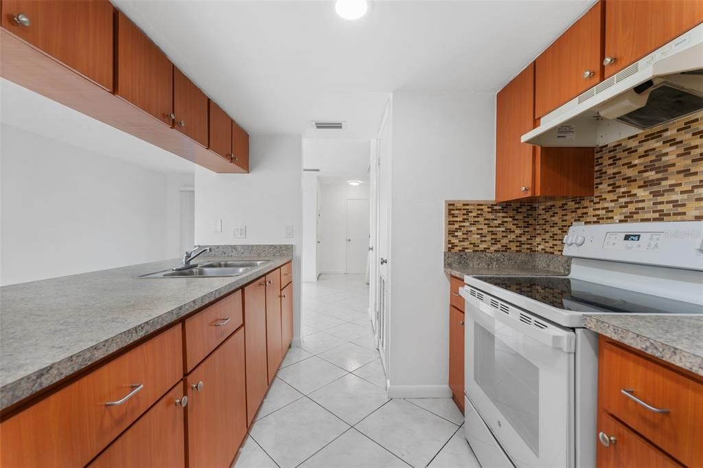 For Sale: $229,900 (2 beds, 1 baths, 1056 Square Feet)